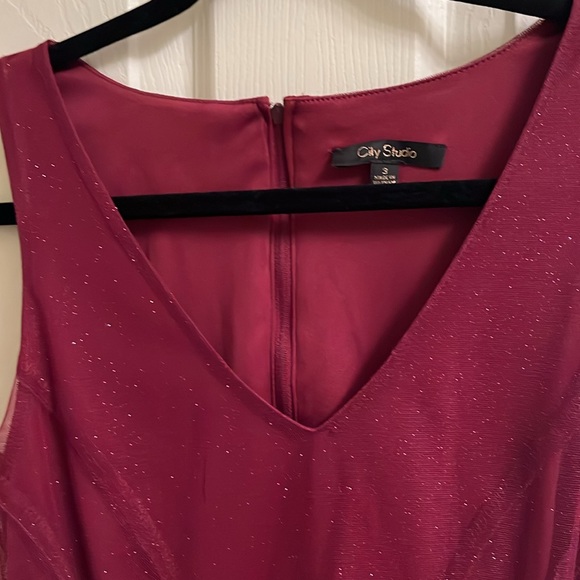 Beautiful holiday or event dresss in Burgundy , Size 2. - Picture 3 of 4